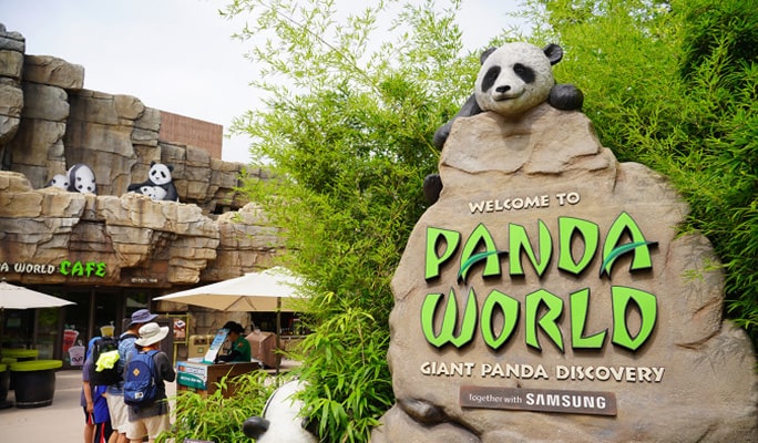 Everland + Lotte World 1 Day Tour (Lotte Duty Free Shopping included) - from Seoul