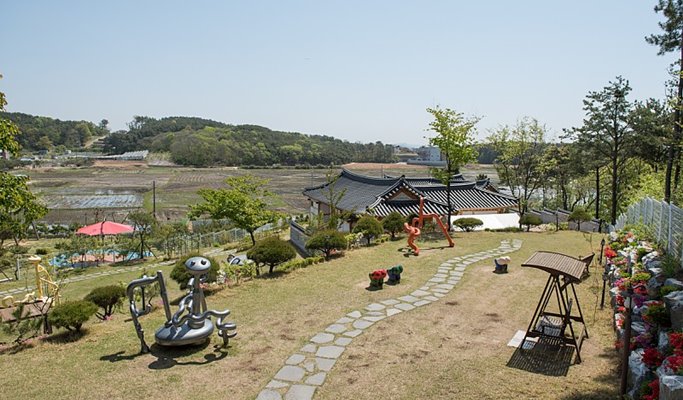 Family Fun Tour: Starfield City Mall + Dongchun Circus + Paper Art Museum 1 Day Tour (Join-in/Private)