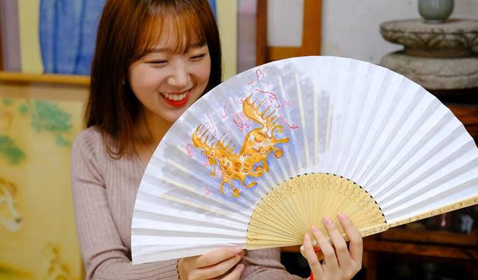 Paint Traditional Folk Illustrations on Folding Fans 1 Day Class in Gyeongju