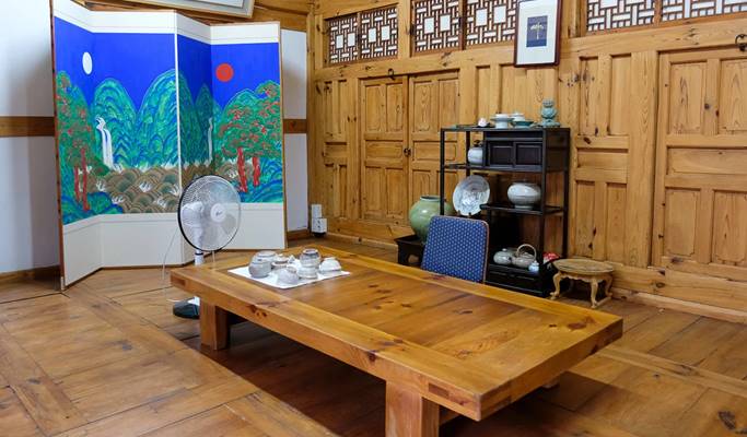 Paint Traditional Folk Illustrations on Folding Fans 1 Day Class in Gyeongju
