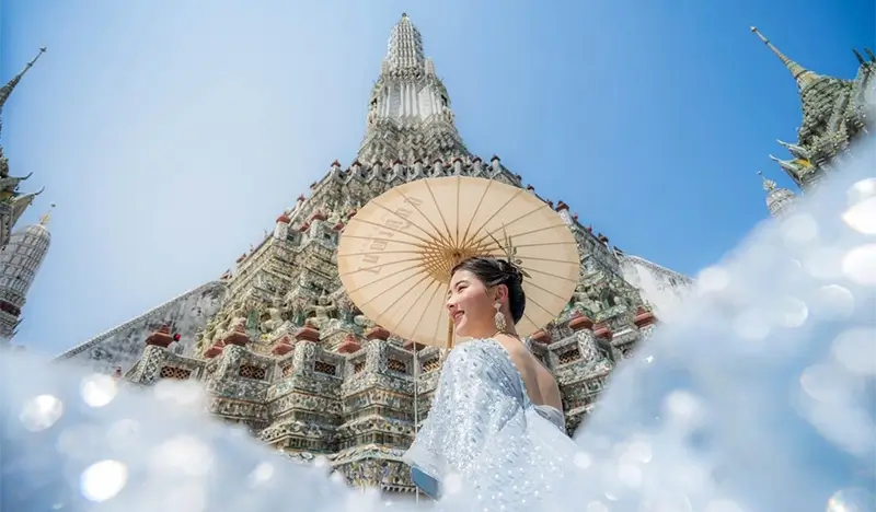 Thai Costume Rental near Wat Arun (+ Makeup & Hair Styling/ Photoshoot options)