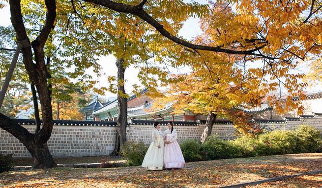 เช่าชุดฮันบกทันสมัยและถ่ายภาพที่บ้านเกาหลีแบบดั้งเดิมหรือพระราชวังคยองบกกุง