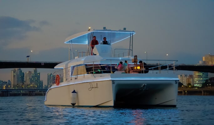 Hangang River Public Yacht Tour at Yeouido Hangang Park