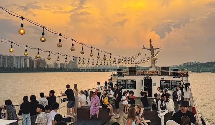Yeouido Hangang River & Gwangjang Market Night Tour with Optional River Cruise