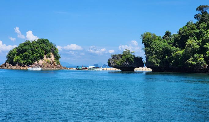 Krabi Hong Island 1 Day Tour by Speedboat (+Lunch/Snorkeling) (+ Hotel Transfer option)