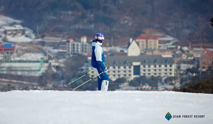 Jisan Ski Resort (+ Strawberry Picking) 1 Day Tour