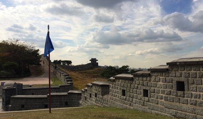 Suwon Hwaseong Fortress + Waujeongsa Temple + Starfield Library 1 Day Tour - from Seoul
