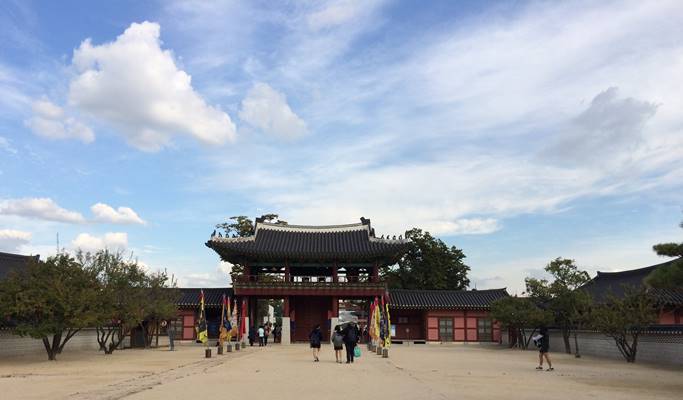 Suwon Hwaseong Fortress + Waujeongsa Temple + Starfield Library 1 Day Tour - from Seoul
