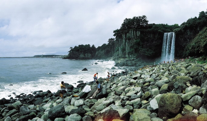 Visit Jeju Island in 1 Day from Daegu (Round-trip Flights & Group Tour Included)