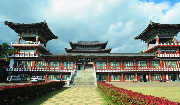Visit Jeju Island in 1 Day from Daegu (Round-trip Flights & Group Tour Included)