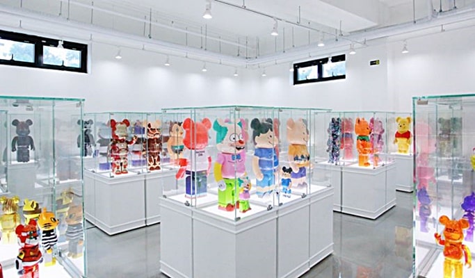 Figure Museum Jeju 真實白色展廳與大型公仔展示櫃