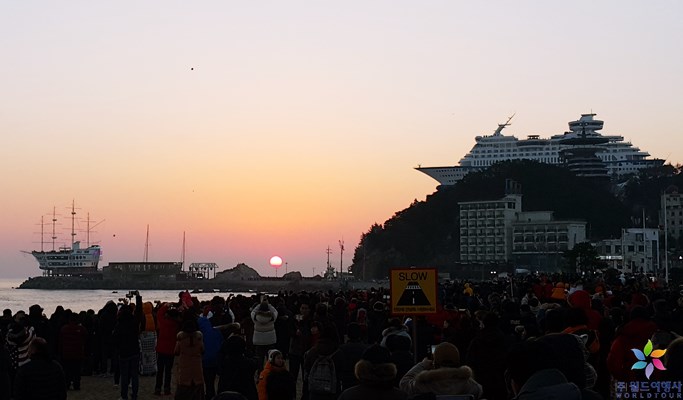 Overnight Sunrise Tour Package: Jeongdongjin Beach (Dec 23 & 30)