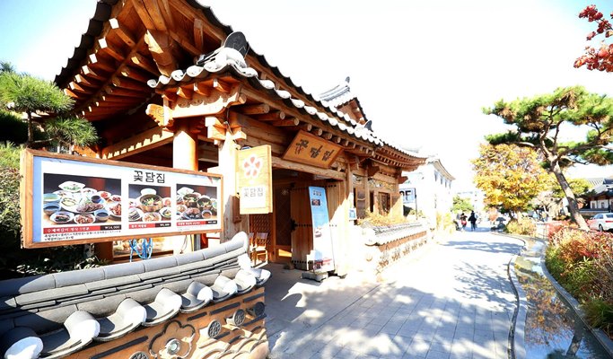 Jeonju 1 Day Tour: Hanok Village + Hanbok Rental + Watermelon / Peach Picking + Mediterranean Village (~Sep 9)