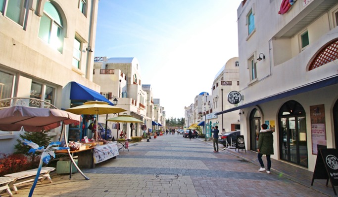 Jeonju 1 Day Tour: Hanok Village + Hanbok Rental + Watermelon / Peach Picking + Mediterranean Village (~Sep 9)