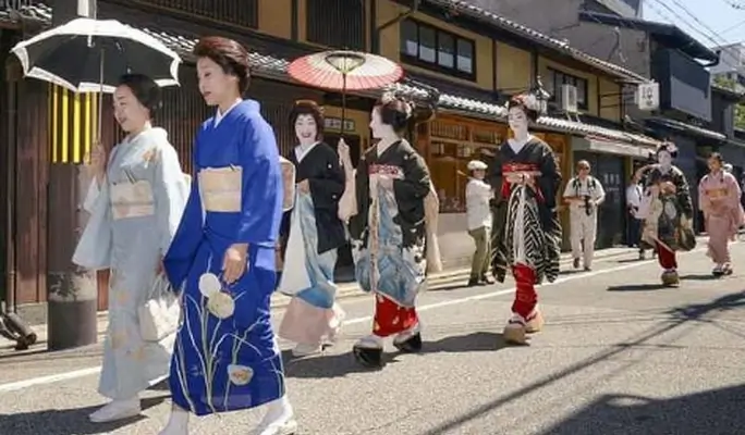 Kyoto Highlights Private Walking Tour - Gion and Fushimi Inari Shrine with Licensed Guide