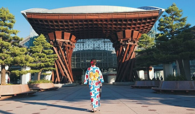 Kanazawa Private Walking Tour & Kimono Experience with Licensed Guide