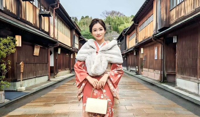 Kanazawa Private Walking Tour & Kimono Experience with Licensed Guide