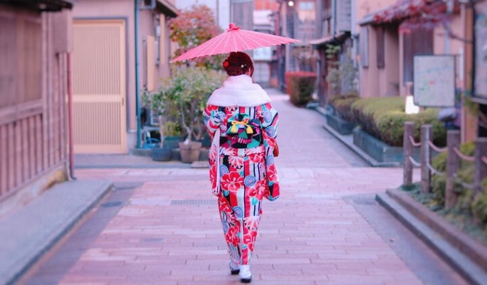 Kanazawa Private Walking Tour & Kimono Experience with Licensed Guide