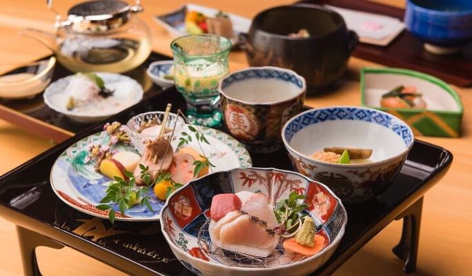 Tokyo Private Walking Tour & Japanese Traditional Performance with Dinner