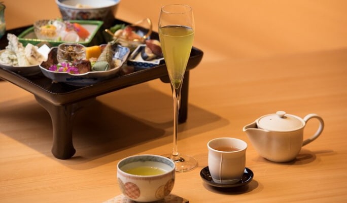 Tokyo Private Walking Tour & Japanese Traditional Performance with Dinner