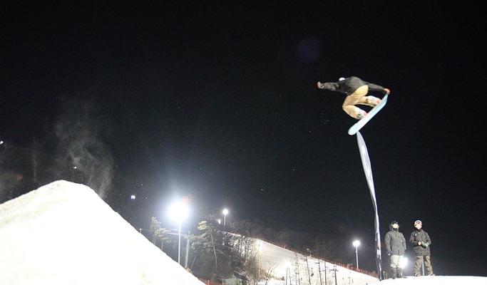 Night Ski/Snowboard Tour: Jisan Ski Resort