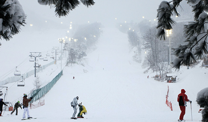 Lift Pass + Ski/Snowboard Equipment/Clothes Rental + Shuttle Bus Package: Jisan Ski Resort
