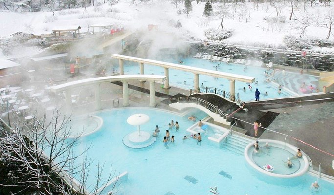 Jisan Ski Resort + Icheon Termeden Spa + OOOZOOO Illumination Garden 1 Day Tour (Dec 24~Mar 5)