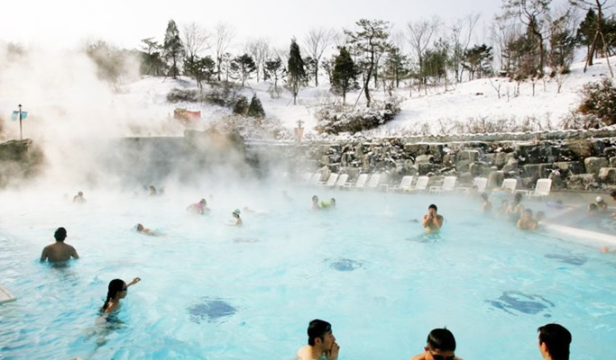Jisan Ski Resort + Icheon Termeden Spa 1 Day Tour