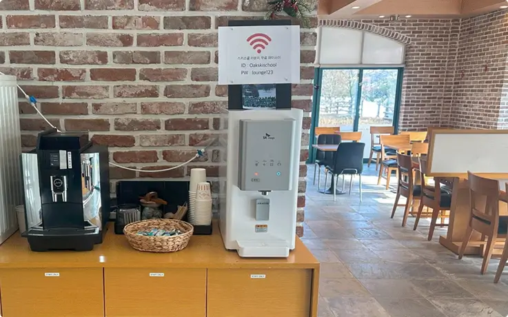 Exclusive guest lounge at Oak Valley Ski School, equipped with coffee, tea, and resting areas.