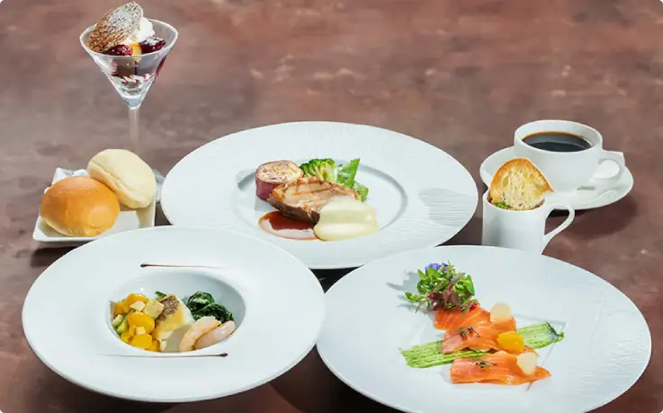 Casual lunch course with salmon on the Kobe Cruise.