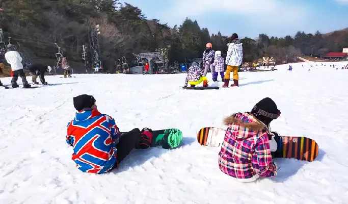 Mt. Rokko Snow Park: Kansai Kobe Ski/Snowboard/Snow Sled & Onsen 1 Day Tour from Osaka