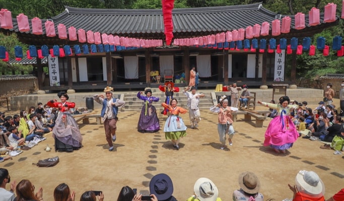 Korean Folk Village + Starfield Suwon + Hwaseong Fortress (+ Tethered Hot Air Balloon Experience option) 1 Day Tour - from Seoul