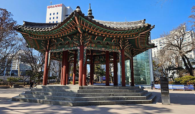 Korea's Independence Trail Half Day Tour in Seoul: Seodaemun Prison + Independence Gate + Dilkusha + Tapgol Park