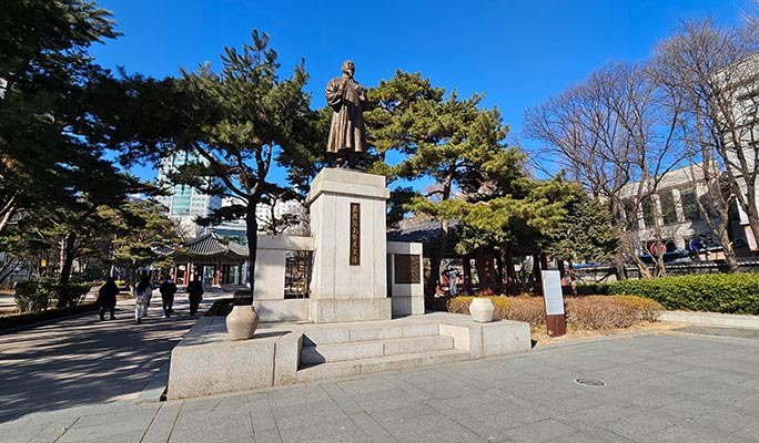 Korea's Independence Trail Half Day Tour in Seoul: Seodaemun Prison + Independence Gate + Dilkusha + Tapgol Park