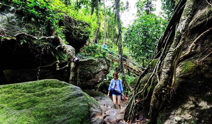 Kulen National Park: Kulen Waterfall + River of Thousand Lingas + Reclining Buddha Statue 1 Day Tour - from Siem Reap