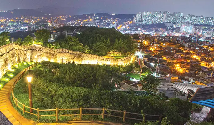 Gyeongbokgung Palace & Bukchon Hanok Village (+ Gwangjang Market Foodie/ Night View) Walking Tour