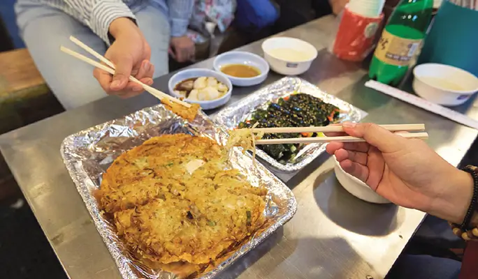Gyeongbokgung Palace & Bukchon Hanok Village (+ Gwangjang Market Foodie/ Night View) Walking Tour