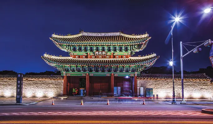 Changgyeonggung Palace (+ Naksan Park/ Gwangjang Market) Night Walking Tour