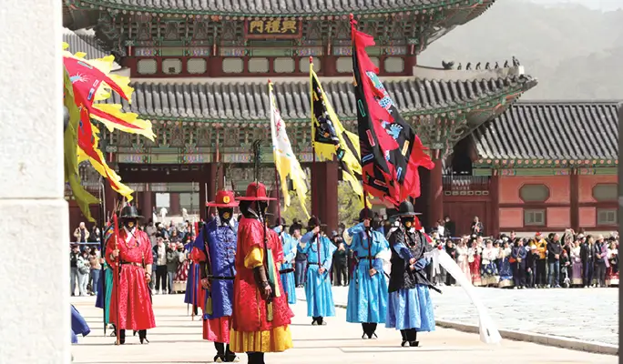 Gyeongbokgung Palace & Bukchon Hanok Village (+ Gwangjang Market Foodie/ Night View) Walking Tour