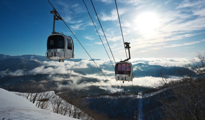 Hakuba Iwatake Snowfield: 1-Day Lift Pass + Equipment/Clothes Rental Package