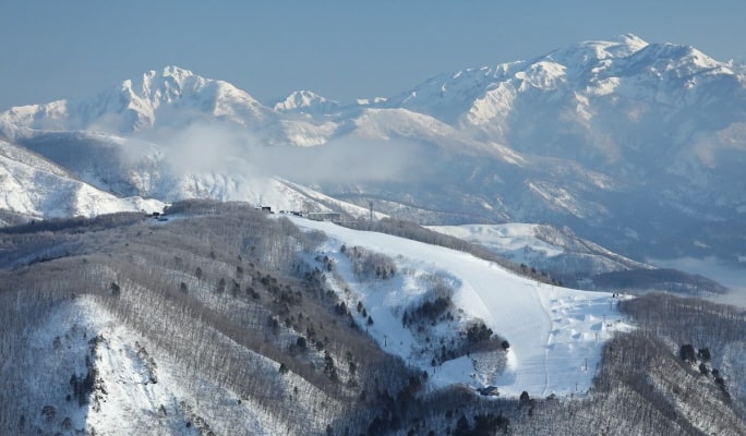 Hakuba Iwatake Snowfield: 1-Day Lift Pass + Equipment/Clothes Rental Package