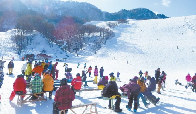 Hyounosen Ski Resort: 1 Day Lift Pass & Shuttle Bus Package from Osaka
