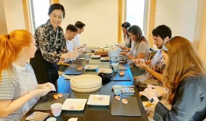 Kyoto Private Walking Tour &  Sushi Making Experience with Licensed Guide