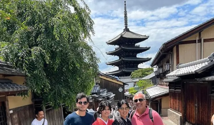 Kyoto Private Walking Tour &  Sushi Making Experience with Licensed Guide