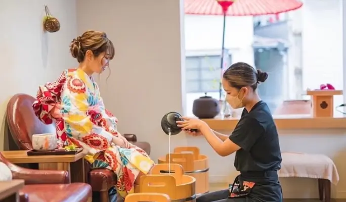 Kyoto Private Walking Tour & Foot Spa Experience with Licensed Guide