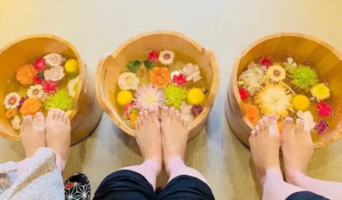 Kyoto Private Walking Tour & Foot Spa Experience with Licensed Guide