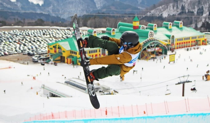 Takasu Snow Park: 1 Day Lift Pass & Shuttle Bus Package from Nagoya (+Equipment/Clothing Rental)