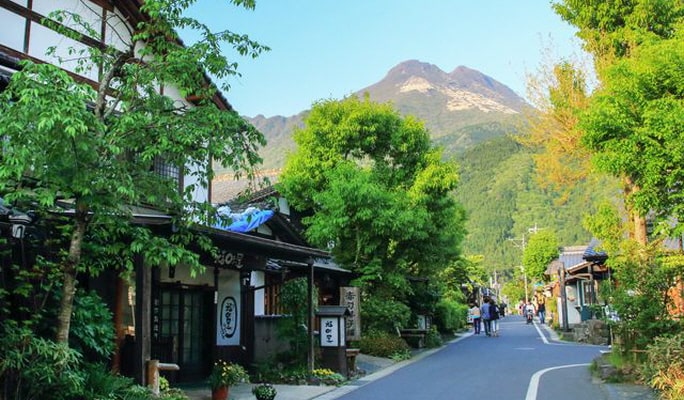 Yufuin & Kyushu Natural Animal Park & Beppu Jigoku 1-Day Tour from Fukuoka