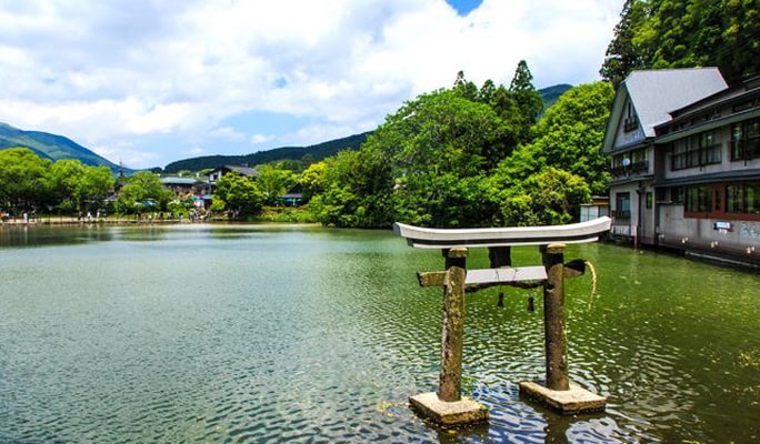 Yufuin & Kyushu Natural Animal Park & Beppu Jigoku 1-Day Tour from Fukuoka