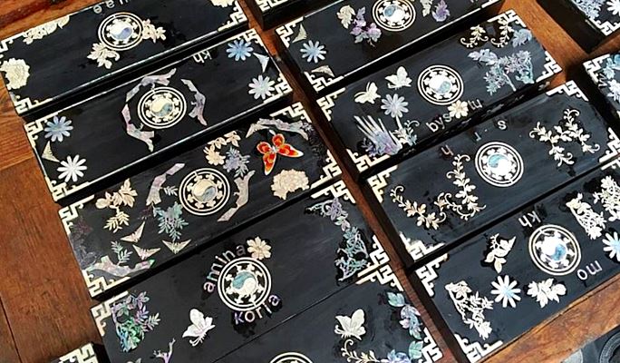 Traditional Mother-of-Pearl Lacquerware Craft Experience
